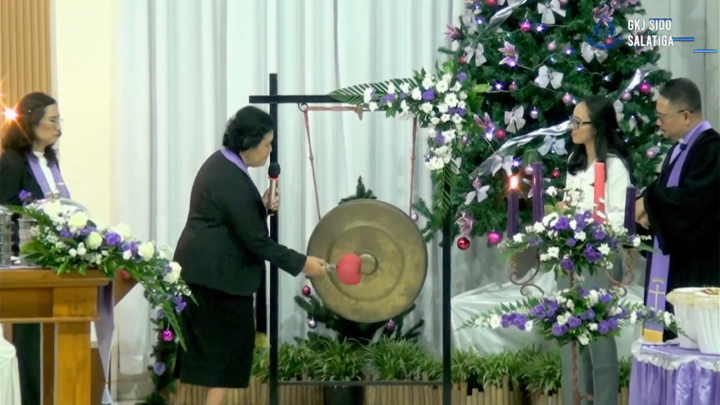 Gong oleh ketua majelis HUT dan penahbisan