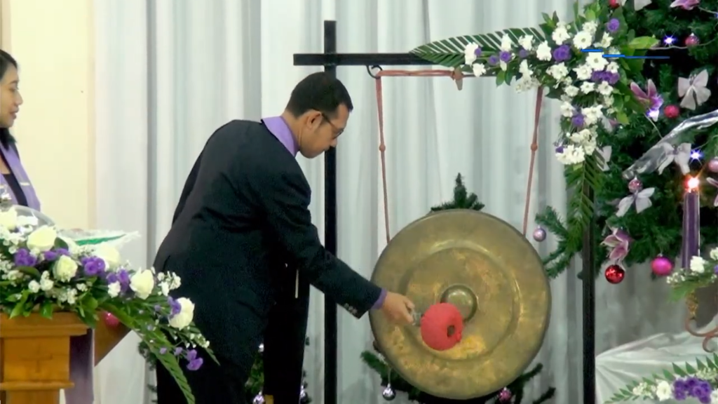 Gong oleh ketua panitia HUT dan penahbisan